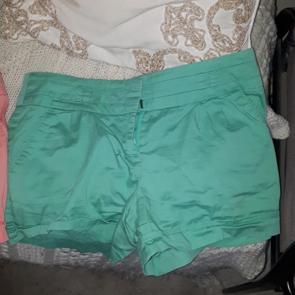 Woman's dynamite short shorts - Picture 2 of 7